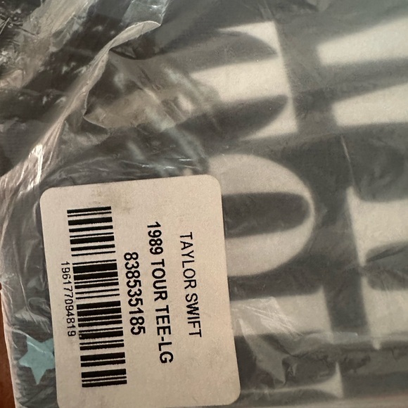 Taylor Swift concert tour tee in size large - Picture 3 of 5